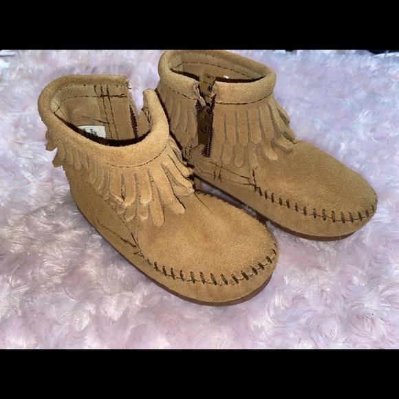 🧸🤎Minnetonka Infant Double Fringe Bootie Taupe🤎🧸 - Picture 1 of 5